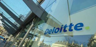 Deloitte: Συρρικνώνονται οι τουριστικές δαπάνες για τους βρετανούς